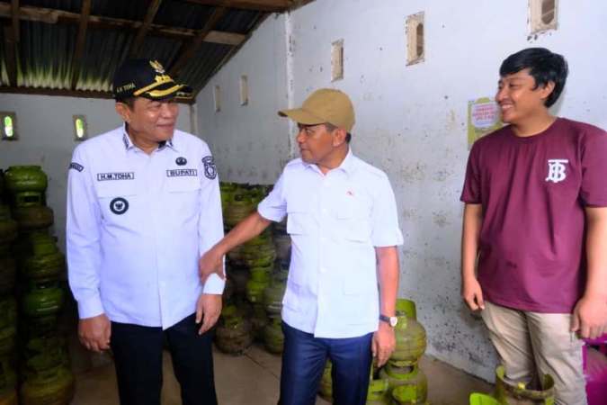 Bupati Kabupaten Musi Banyuasin, M. Toha, bersama Menteri ESDM Republik Indonesia, Bahlil Lahadalia, meninjau pangkalan LPG 3 Kilogram milik warga di Desa Sido Rejo, Kecamatan Keluang, hari Kamis, tanggal 16 Oktober 2025. (BEKISARMEDIA.ID/SIKUMBANG)