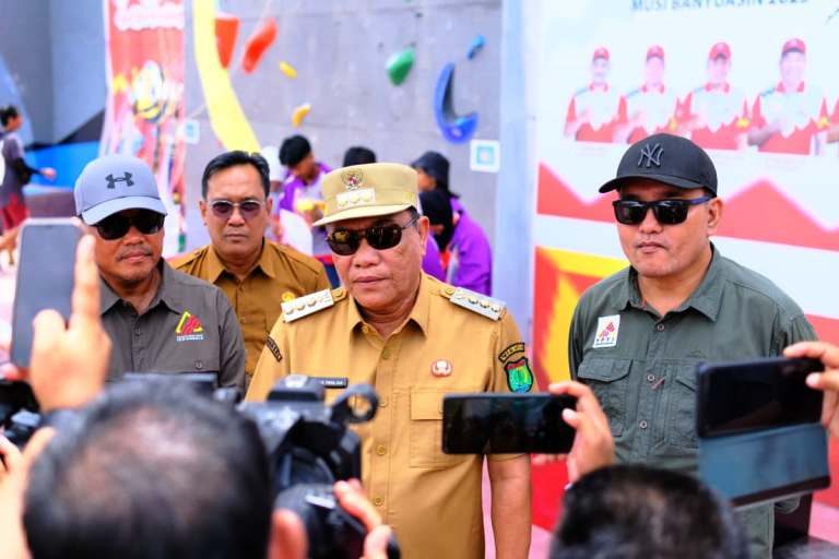 Plt. Kepala Dinas Komunikasi dan Informatika Kabupaten Musi Banyuasin, Daud Amri, mendampingi Bupati Kabupaten Musi Banyuasin, M. Toha, saat memberikan keterangan kepada wartawan setelah mendatangi venue Cabang Olahraga Panjat Tebing. (BEKISARMEDIA.ID/SIKUMBANG)