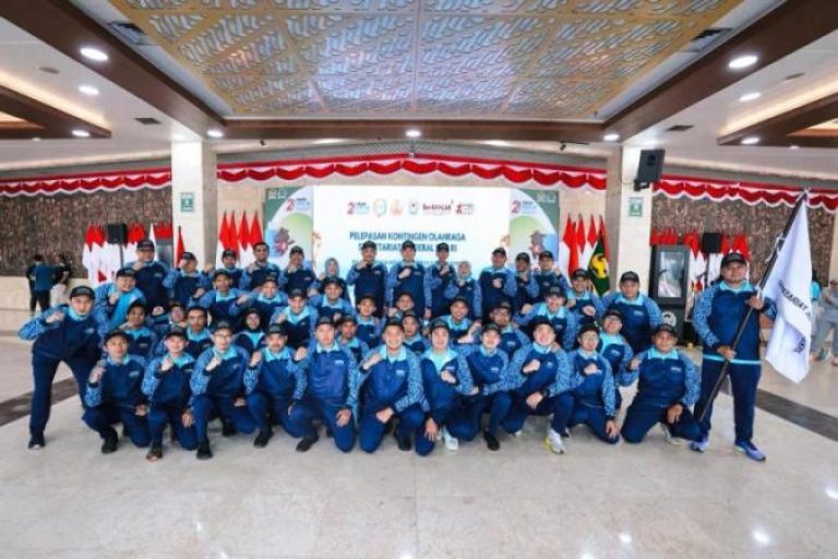 Sekretaris Jenderal (Sekjen) Dewan Perwakilan Daerah Republik Indonesia (DPD RI), Mohammad Iqbal, foto bersama dengan kontingen Sekretariat Jenderal (Setjen) DPD RI yang akan berlaga di ajang Pekan Olahraga Nasional (PORNAS) KORPRI XVII Tahun 2025 di Palembang. (foto : BEKISARMEDIA.ID/DPD RI)