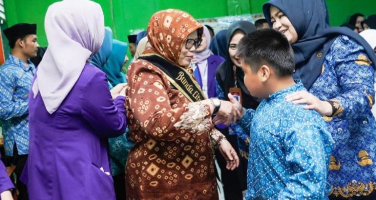 Bunda Literasi sekaligus Ketua TP PKK Kabupaten Muba, Hj. Fatimah, menghadiri acara kegiatan Bakti Sosial Persatuan Dokter Gigi Indonesia (PDGI) Cabang Kabupaten Musi Banyuasin (Muba) yang menghadirkan edukasi sekaligus pemeriksaan gigi gratis, hari Jum'at pagi, tanggal 17 Oktober 2025. (BEKISARMEDIA.ID/SIKUMBANG)
