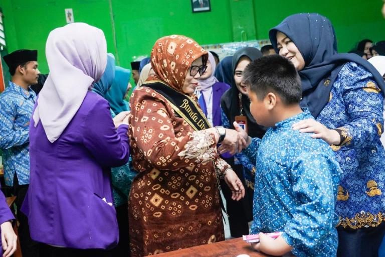 Bunda Literasi sekaligus Ketua TP PKK Kabupaten Muba, Hj. Fatimah, menghadiri acara kegiatan Bakti Sosial Persatuan Dokter Gigi Indonesia (PDGI) Cabang Kabupaten Musi Banyuasin (Muba) yang menghadirkan edukasi sekaligus pemeriksaan gigi gratis, hari Jum'at pagi, tanggal 17 Oktober 2025. (BEKISARMEDIA.ID/SIKUMBANG)