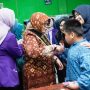 Bunda Literasi sekaligus Ketua TP PKK Kabupaten Muba, Hj. Fatimah, menghadiri acara kegiatan Bakti Sosial Persatuan Dokter Gigi Indonesia (PDGI) Cabang Kabupaten Musi Banyuasin (Muba) yang menghadirkan edukasi sekaligus pemeriksaan gigi gratis, hari Jum'at pagi, tanggal 17 Oktober 2025. (BEKISARMEDIA.ID/SIKUMBANG)