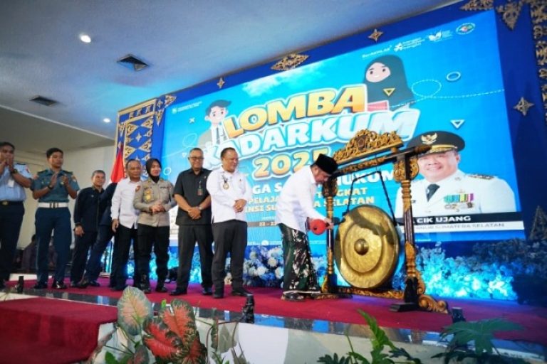 Gubernur Provinsi Sumatera Selatan (Sumsel), Herman Deru, secara resmi membuka Lomba Keluarga Sadar Hukum (Kadarkum) Tahun 2025 tingkat pelajar SMA/SMK se Sumsel, yang berlangsung di Hotel Swarna Dwipa Palembang, pada hari Rabu, tanggal 22 Oktober 2025. (BEKISARMEDIA.ID/SIKUMBANG)