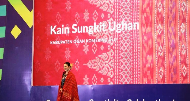 Peluncuran kembali kain Songket Sungkit Ughan dari Kabupaten Ogan Komering Ulu (OKU), pada acara Festival Kreatif Sriwijaya sekaligus Launching Wastra Sumsel by Dekranasda, di Dining Hall Jakabaring Sport City, Palembang, hari Kamis, tanggal 9 Oktober 2025. (BEKISARMEDIA.ID/SIKUMBANG)