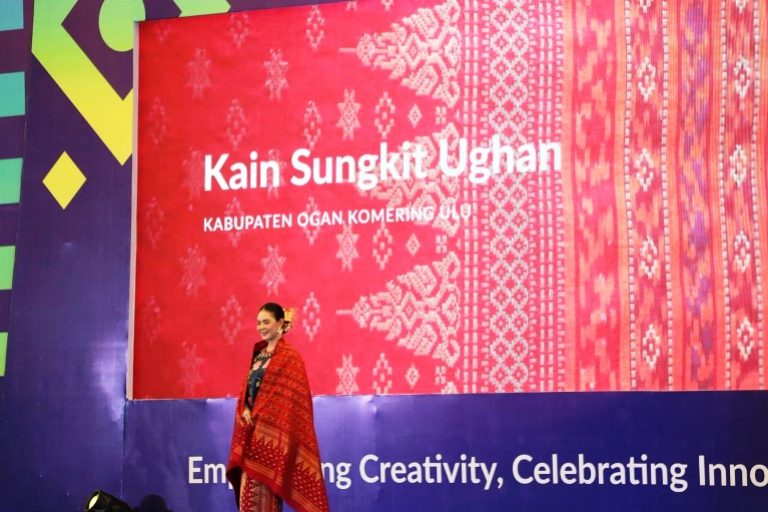 Peluncuran kembali kain Songket Sungkit Ughan dari Kabupaten Ogan Komering Ulu (OKU), pada acara Festival Kreatif Sriwijaya sekaligus Launching Wastra Sumsel by Dekranasda, di Dining Hall Jakabaring Sport City, Palembang, hari Kamis, tanggal 9 Oktober 2025. (BEKISARMEDIA.ID/SIKUMBANG)