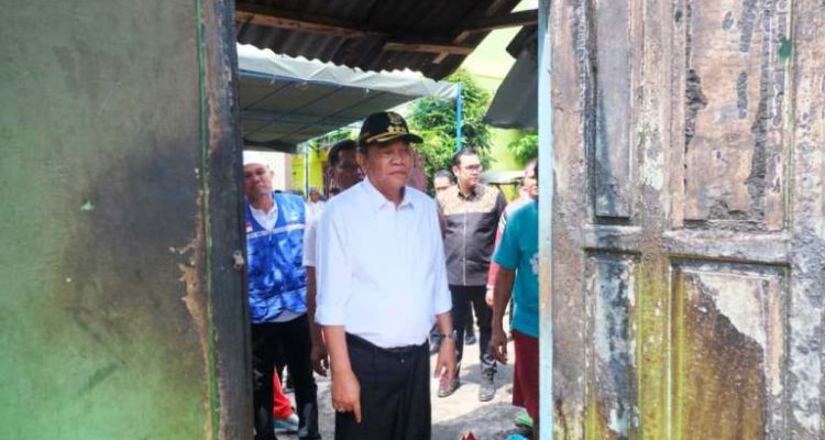 Bupati Kabupaten Musi Banyuasin (Muba), M. Toha, meninjau langsung lokasi kebakaran yang melanda permukiman warga di Kelurahan Serasan Jaya, RT 001, Kecamatan Sekayu, pada hari Jum'at dini hari, tanggal 10 Oktober 2025. (BEKISARMEDIA.ID/SIKUMBANG)
