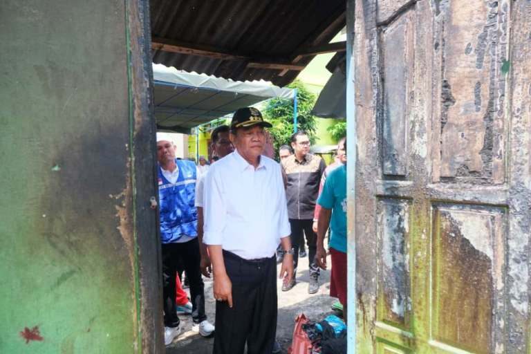 Bupati Kabupaten Musi Banyuasin (Muba), M. Toha, meninjau langsung lokasi kebakaran yang melanda permukiman warga di Kelurahan Serasan Jaya, RT 001, Kecamatan Sekayu, pada hari Jum'at dini hari, tanggal 10 Oktober 2025. (BEKISARMEDIA.ID/SIKUMBANG)