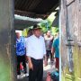 Bupati Kabupaten Musi Banyuasin (Muba), M. Toha, meninjau langsung lokasi kebakaran yang melanda permukiman warga di Kelurahan Serasan Jaya, RT 001, Kecamatan Sekayu, pada hari Jum'at dini hari, tanggal 10 Oktober 2025. (BEKISARMEDIA.ID/SIKUMBANG)