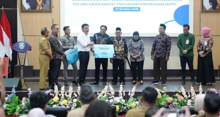 Gubernur Sumatera Selatan, Herman Deru, menyaksikan penandatanganan 800.000 akad Kredit Usaha Rakyat (KUR) gang diperuntukkan bagi para pelaku Usaha Mikro, Kecil, dan Menengah (UMKM) yang diselenggarakan secara serentak di 38 Provinsi pada hari Selasa, tanggal 21 Oktober 2025. (BEKISARMEDIA.ID/SIKUMBANG)