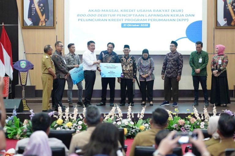 Gubernur Sumatera Selatan, Herman Deru, menyaksikan penandatanganan 800.000 akad Kredit Usaha Rakyat (KUR) gang diperuntukkan bagi para pelaku Usaha Mikro, Kecil, dan Menengah (UMKM) yang diselenggarakan secara serentak di 38 Provinsi pada hari Selasa, tanggal 21 Oktober 2025. (BEKISARMEDIA.ID/SIKUMBANG)