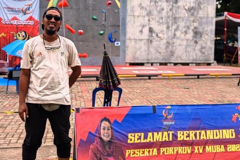 Pengamat olahraga Sumsel, Dr. Bayu Hardiono, saat berada di lokasi pertandingan pada salah satu cabang olahraga di Kabupaten Musi Banyuasin. (BEKISARMEDIA.ID/SIKUMBANG)