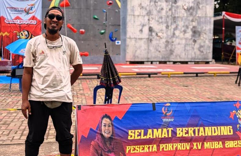 Pengamat olahraga Sumsel, Dr. Bayu Hardiono, saat berada di lokasi pertandingan pada salah satu cabang olahraga di Kabupaten Musi Banyuasin. (BEKISARMEDIA.ID/SIKUMBANG)