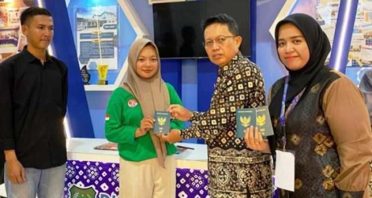 Pemerintah Kabupaten Musi Banyuasin melalui Dinas Tenaga Kerja dan Transmigrasi melakukan penyerahan bantuan dan paspor kepada warga yang lolos seleksi untuk bekerja dan menempuh pendidikan di Jepang. (BEKISARMEDIA.ID/SIKUMBANG)
