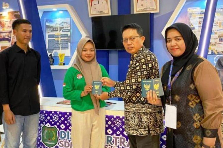Pemerintah Kabupaten Musi Banyuasin melalui Dinas Tenaga Kerja dan Transmigrasi melakukan penyerahan bantuan dan paspor kepada warga yang lolos seleksi untuk bekerja dan menempuh pendidikan di Jepang. (BEKISARMEDIA.ID/SIKUMBANG)