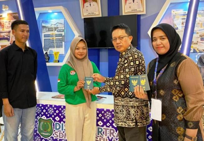 Pemerintah Kabupaten Musi Banyuasin melalui Dinas Tenaga Kerja dan Transmigrasi melakukan penyerahan bantuan dan paspor kepada warga yang lolos seleksi untuk bekerja dan menempuh pendidikan di Jepang. (BEKISARMEDIA.ID/SIKUMBANG)