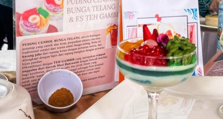 Puding Cendol Bunga Telang, Menu Andalan yang disajikan oleh Tim Penggerak PKK Kabupaten Muba pada pelaksanaan Lomba Memasak Berbahan Rempah se Sumatera Selatan Tahun 2025. (BEKISARMEDIA.ID/SIKUMBANG)