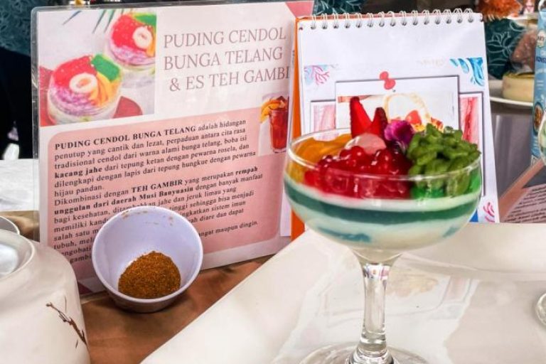 Puding Cendol Bunga Telang, Menu Andalan yang disajikan oleh Tim Penggerak PKK Kabupaten Muba pada pelaksanaan Lomba Memasak Berbahan Rempah se Sumatera Selatan Tahun 2025. (BEKISARMEDIA.ID/SIKUMBANG) Puding Cendol Bunga Telang, Menu Andalan yang disajikan oleh Tim Penggerak PKK Kabupaten Muba pada pelaksanaan Lomba Memasak Berbahan Rempah se Sumatera Selatan Tahun 2025. (BEKISARMEDIA.ID/SIKUMBANG)
