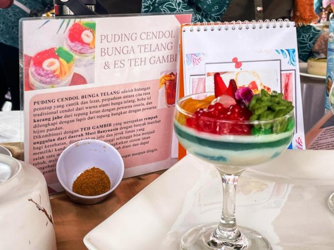 Puding Cendol Bunga Telang, Menu Andalan yang disajikan oleh Tim Penggerak PKK Kabupaten Muba pada pelaksanaan Lomba Memasak Berbahan Rempah se Sumatera Selatan Tahun 2025. (BEKISARMEDIA.ID/SIKUMBANG) Puding Cendol Bunga Telang, Menu Andalan yang disajikan oleh Tim Penggerak PKK Kabupaten Muba pada pelaksanaan Lomba Memasak Berbahan Rempah se Sumatera Selatan Tahun 2025. (BEKISARMEDIA.ID/SIKUMBANG)