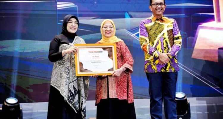 Direktur RS Bunda, dr. Hj. Halipah, menerima penghargaan SEVA PARAMAHITA AWARD Tahun 2025 Tingkat Nasional yang digelar oleh BPJS Kesehatan di Jakarta, pada hari Kamis, tanggal 9 Oktober 2025. (BEKISARMEDIA.ID/TRI RICKI)