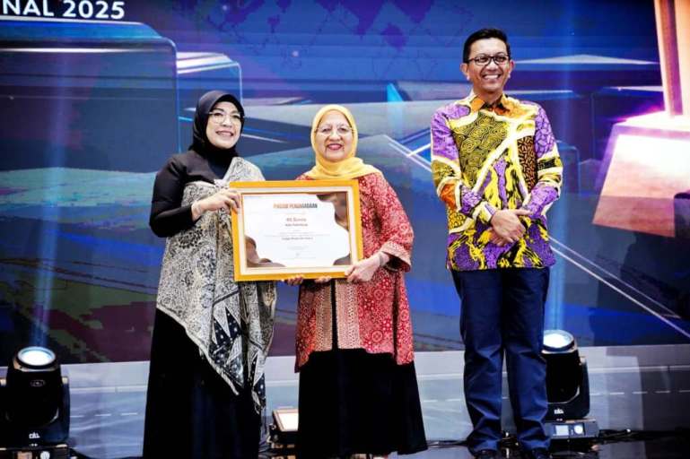 Direktur RS Bunda, dr. Hj. Halipah, menerima penghargaan SEVA PARAMAHITA AWARD Tahun 2025 Tingkat Nasional yang digelar oleh BPJS Kesehatan di Jakarta, pada hari Kamis, tanggal 9 Oktober 2025. (BEKISARMEDIA.ID/TRI RICKI)