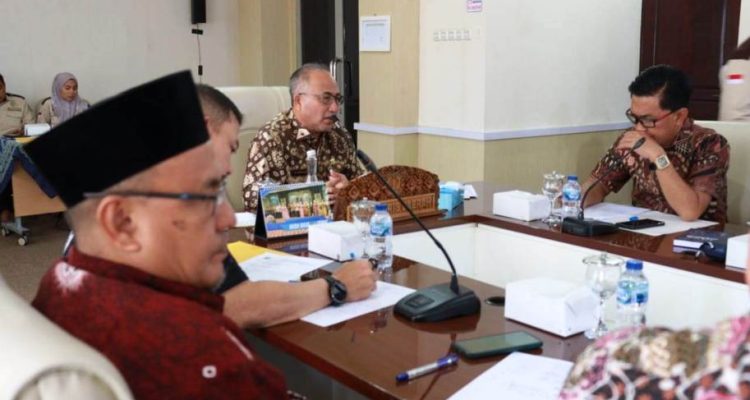 Sekretaris Daerah (Sekda) Kabupaten Musi Banyuasin (Muba), Dr. H. Apriyadi Mahmud, memimpin Rapat Pembahasan Permohonan Perpanjangan Persetujuan Kesesuaian Kegiatan Pemanfaatan Ruang (PKKPR) atas nama PT Sriwijaya Nusantara Sejahtera (SNS), di Ruang Rapat Randik, pada hari Kamis, tanggal 16 Oktober 2025. (BEKISARMEDIA.ID/SIKUMBANG)