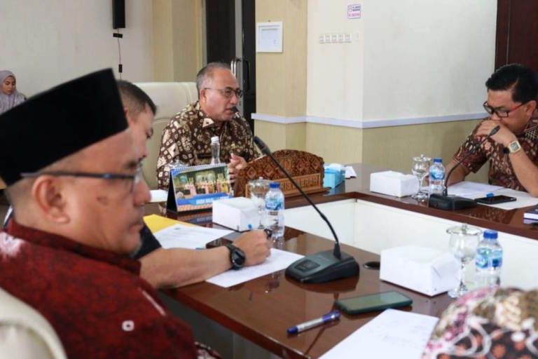 Sekretaris Daerah (Sekda) Kabupaten Musi Banyuasin (Muba), Dr. H. Apriyadi Mahmud, memimpin Rapat Pembahasan Permohonan Perpanjangan Persetujuan Kesesuaian Kegiatan Pemanfaatan Ruang (PKKPR) atas nama PT Sriwijaya Nusantara Sejahtera (SNS), di Ruang Rapat Randik, pada hari Kamis, tanggal 16 Oktober 2025. (BEKISARMEDIA.ID/SIKUMBANG)