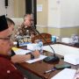 Sekretaris Daerah (Sekda) Kabupaten Musi Banyuasin (Muba), Dr. H. Apriyadi Mahmud, memimpin Rapat Pembahasan Permohonan Perpanjangan Persetujuan Kesesuaian Kegiatan Pemanfaatan Ruang (PKKPR) atas nama PT Sriwijaya Nusantara Sejahtera (SNS), di Ruang Rapat Randik, pada hari Kamis, tanggal 16 Oktober 2025. (BEKISARMEDIA.ID/SIKUMBANG)