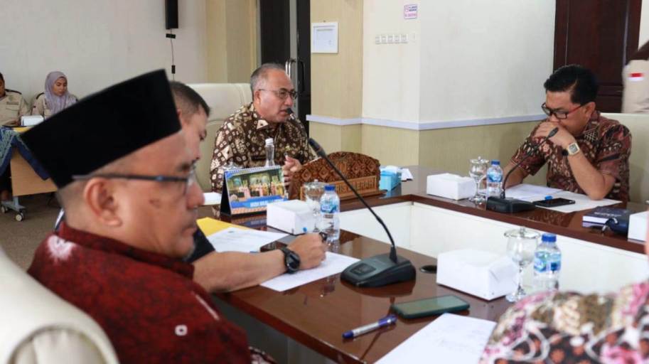 Sekretaris Daerah (Sekda) Kabupaten Musi Banyuasin (Muba), Dr. H. Apriyadi Mahmud, memimpin Rapat Pembahasan Permohonan Perpanjangan Persetujuan Kesesuaian Kegiatan Pemanfaatan Ruang (PKKPR) atas nama PT Sriwijaya Nusantara Sejahtera (SNS), di Ruang Rapat Randik, pada hari Kamis, tanggal 16 Oktober 2025. (BEKISARMEDIA.ID/SIKUMBANG)