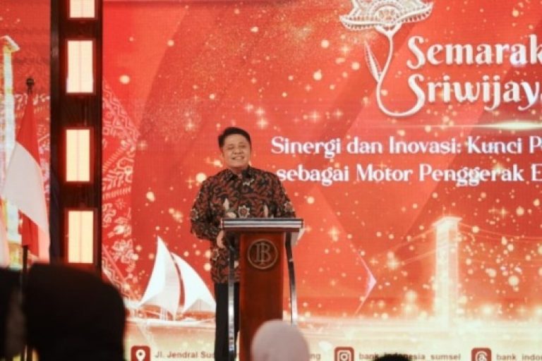 Gubernur Provinsi Sumatera Selatan, Herman Deru, memberikan keterangan kepada wartawan, setelah membuka kegiatan Semarak UMKM Sriwijaya tahun 2025, yang diselenggarakan oleh Bank Indonesia (BI) Perwakilan Provinsi Sumsel di Palembang Indah Mall, pada hari Sabtu, tanggal 25 Oktober 2025. (BEKISARMEDIA.ID/SIKUMBANG)