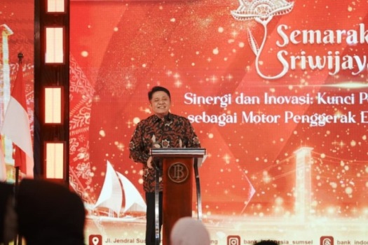 Gubernur Provinsi Sumatera Selatan, Herman Deru, memberikan keterangan kepada wartawan, setelah membuka kegiatan Semarak UMKM Sriwijaya tahun 2025, yang diselenggarakan oleh Bank Indonesia (BI) Perwakilan Provinsi Sumsel di Palembang Indah Mall, pada hari Sabtu, tanggal 25 Oktober 2025. (BEKISARMEDIA.ID/SIKUMBANG)