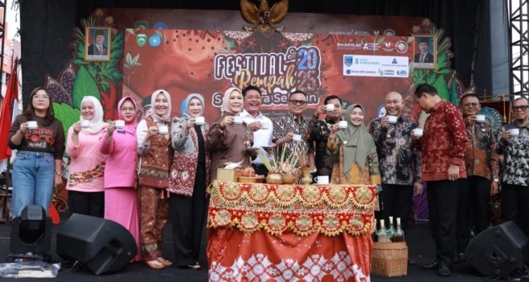 Gubernur Provinsi Sumatera Selatan (Sumsel), Herman Deru, secara resmi membuka Festival Rempah Tahun 2025 yang diselenggarakan oleh Tim Penggerak (TP) PKK Sumsel. (BEKISARMEDIA.ID/SIKUMBANG)