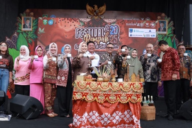 Gubernur Provinsi Sumatera Selatan (Sumsel), Herman Deru, secara resmi membuka Festival Rempah Tahun 2025 yang diselenggarakan oleh Tim Penggerak (TP) PKK Sumsel. (BEKISARMEDIA.ID/SIKUMBANG)
