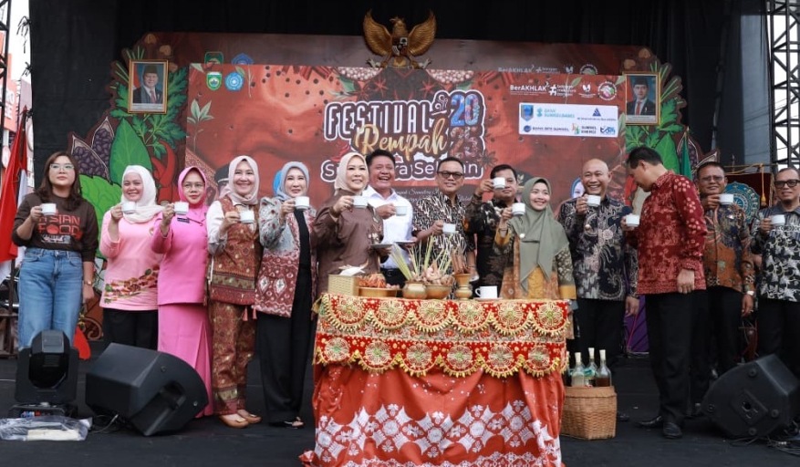 Gubernur Provinsi Sumatera Selatan (Sumsel), Herman Deru, secara resmi membuka Festival Rempah Tahun 2025 yang diselenggarakan oleh Tim Penggerak (TP) PKK Sumsel. (BEKISARMEDIA.ID/SIKUMBANG)