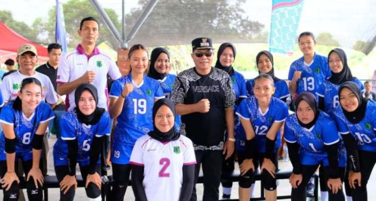Bupati Kabupaten Musi Banyuasin, M. Toha, foto bersama atlet Bola Voli Putri yang turun pada Porprov Sumsel Tahun 2025, hari Minggu, tanggal 19 Oktober 2025. (BEKISARMEDIA.ID/SIKUMBANG)