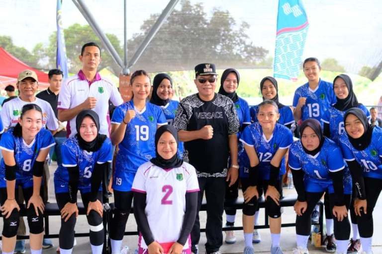 Bupati Kabupaten Musi Banyuasin, M. Toha, foto bersama atlet Bola Voli Putri yang turun pada Porprov Sumsel Tahun 2025, hari Minggu, tanggal 19 Oktober 2025. (BEKISARMEDIA.ID/SIKUMBANG)