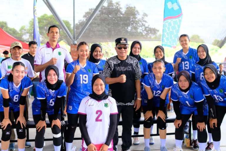 Bupati Kabupaten Musi Banyuasin, M. Toha, foto bersama atlet Bola Voli Putri yang turun pada Porprov Sumsel Tahun 2025, hari Minggu, tanggal 19 Oktober 2025. (BEKISARMEDIA.ID/SIKUMBANG)