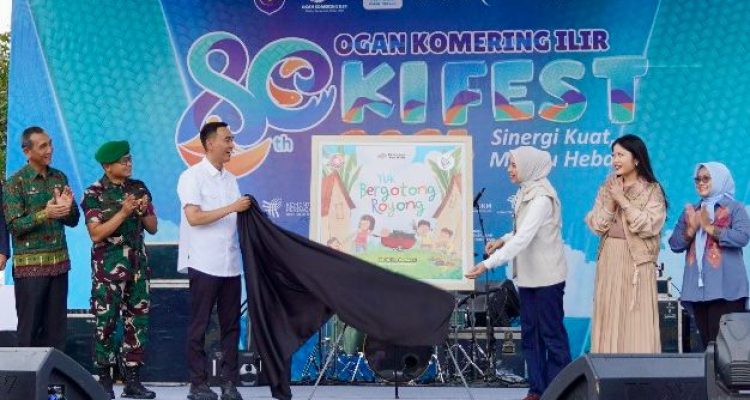 Bunda Literasi Kabupaten Ogan Komering Ilir (OKI), Hj. Ike Meilina, secara resmi meluncurkan buku edukasi anak berjudul Yuk Gotong Royong, dalam rangkaian Festival Literasi OKI tahun 2025 yang berlangsung meriah. (BEKISARMEDIA.ID/SIKUMBANG)