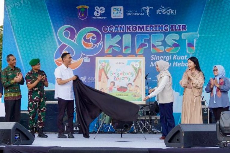 Bunda Literasi Kabupaten Ogan Komering Ilir (OKI), Hj. Ike Meilina, secara resmi meluncurkan buku edukasi anak berjudul Yuk Gotong Royong, dalam rangkaian Festival Literasi OKI tahun 2025 yang berlangsung meriah. (BEKISARMEDIA.ID/SIKUMBANG)
