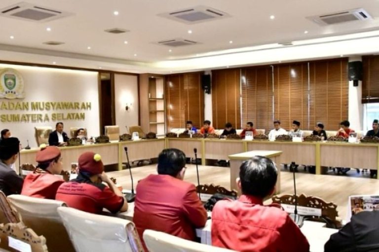 Ketua dan Anggota DPRD Sumsel menerima audiensi Aliansi Cipayung Plus Sumsel di Gedung DPRD Sumsel, Palembang, pada hari Senin, tanggal 8 September 2025. (BEKISARMEDIA.ID/SIKUMBANG)