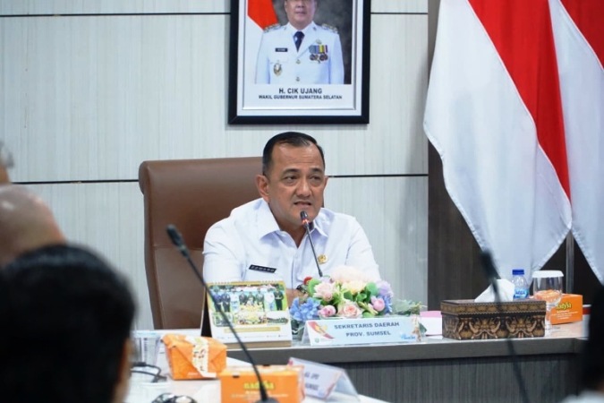 Sekretaris Daerah (Sekda) Provinsi Sumatera Selatan (Sumsel), Edward Candra, memimpin Rapat Pemantapan Penyelenggaraan SRGF dan Festival Danau Ranau, di Ruang Rapat Bina Praja, Palembang, hari Kamis, tanggal 6 November 2025. (BEKISARMEDIA.ID/SIKUMBANG)