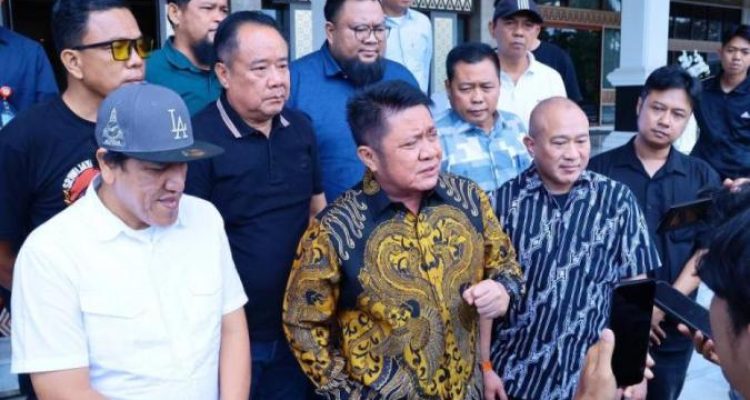 Gubernur Provinsi Sumatera Selatan, Herman Deru, memberikan keterangan kepada wartawan, terkait kunjungan jajaran manajemen PT Sriwijaya Optimis Mandiri (SOM), selaku pengelola klub Sriwijaya FC (SFC), serta perwakilan suporter SFC, di Griya Agung Palembang, Sabtu pagi, tanggal 1 November 2025. (BEKISARMEDIA.ID/SIKUMBANG)