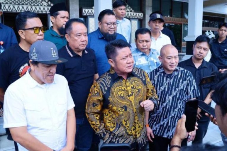 Gubernur Provinsi Sumatera Selatan, Herman Deru, memberikan keterangan kepada wartawan, terkait kunjungan jajaran manajemen PT Sriwijaya Optimis Mandiri (SOM), selaku pengelola klub Sriwijaya FC (SFC), serta perwakilan suporter SFC, di Griya Agung Palembang, Sabtu pagi, tanggal 1 November 2025. (BEKISARMEDIA.ID/SIKUMBANG)