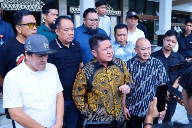 Gubernur Provinsi Sumatera Selatan, Herman Deru, memberikan keterangan kepada wartawan, terkait kunjungan jajaran manajemen PT Sriwijaya Optimis Mandiri (SOM), selaku pengelola klub Sriwijaya FC (SFC), serta perwakilan suporter SFC, di Griya Agung Palembang, Sabtu pagi, tanggal 1 November 2025. (BEKISARMEDIA.ID/SIKUMBANG)