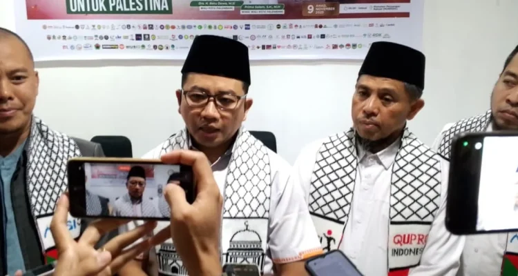 Masagus Syaiful Padli, koordinator aksi sekaligus anggota Dewan Perwakilan Rakyat Daerah (DPRD) Kota Palembang, dalam konferensi pers di Azza Hotel, pada hari Rabu, tanggal 29 Oktober 2025. (BEKISARMEDIA.ID/SIKUMBANG)