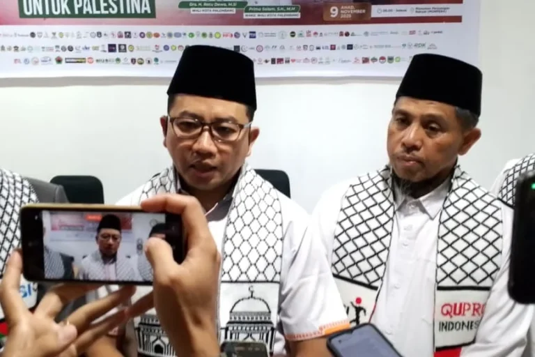 Masagus Syaiful Padli, koordinator aksi sekaligus anggota Dewan Perwakilan Rakyat Daerah (DPRD) Kota Palembang, dalam konferensi pers di Azza Hotel, pada hari Rabu, tanggal 29 Oktober 2025. (BEKISARMEDIA.ID/SIKUMBANG)