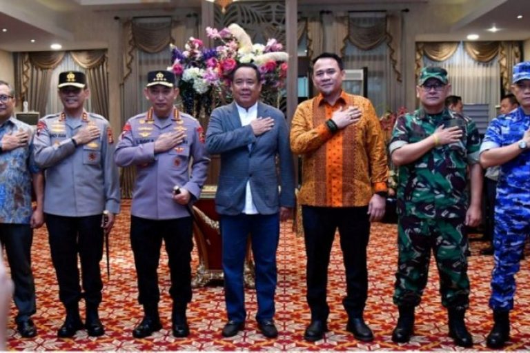 Kedatangan Kepala Kepolisian Republik Indonesia (Kapolri), Jenderal Polisi Drs. Listyo Sigit Prabowo, di Palembang, disambut langsung oleh jajaran Forum Koordinasi Pimpinan Daerah (Forkopimda) Provinsi Sumatera Selatan. (BEKISARMEDIA.ID/SIKUMBANG)