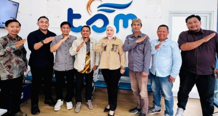 Pengurus DPD Pro JurnalisMedia Siber Provinsi Sumatera Selatan foto bersama Sekretaris PT Tirta Sriwijaya Maju dan jajaran, setelah audiensi pada hari Jum'at, tanggal 14 November 2025, di Palembang. (foto : DPD PJS Sumsel/PT TSM)