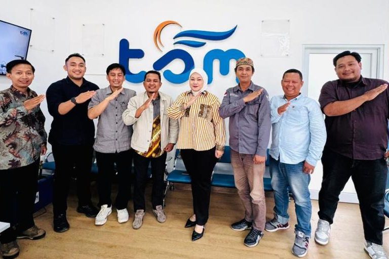 Pengurus DPD Pro JurnalisMedia Siber Provinsi Sumatera Selatan foto bersama Sekretaris PT Tirta Sriwijaya Maju dan jajaran, setelah audiensi pada hari Jum'at, tanggal 14 November 2025, di Palembang. (foto : DPD PJS Sumsel/PT TSM)