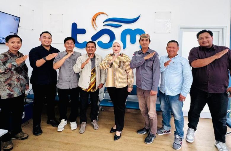 Pengurus DPD Pro JurnalisMedia Siber Provinsi Sumatera Selatan foto bersama Sekretaris PT Tirta Sriwijaya Maju dan jajaran, setelah audiensi pada hari Jum'at, tanggal 14 November 2025, di Palembang. (foto : DPD PJS Sumsel/PT TSM)