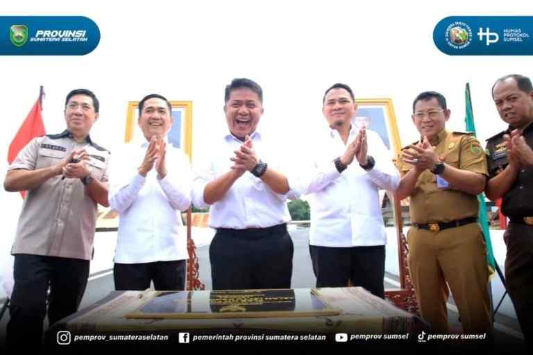 Gubernur Provinsi Sumatera Selatan, Herman Deru, menghadiri acara peresmian penggunaan Jembatan Layang di Jalan Lettu Karim Kadir Kecamatan Gandus Kota palembang, hari Selasa, tanggal 25 November 2025. (foto : Pemprov Sumsel)